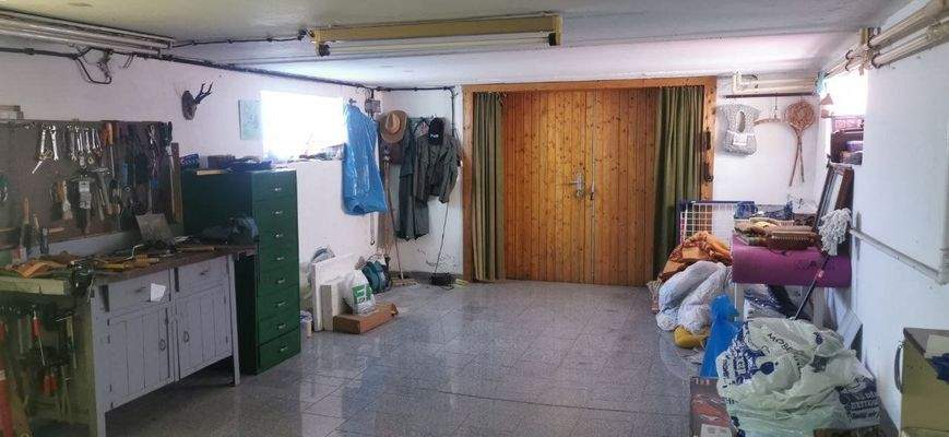 Garage im Haus mit Zugang zum Keller