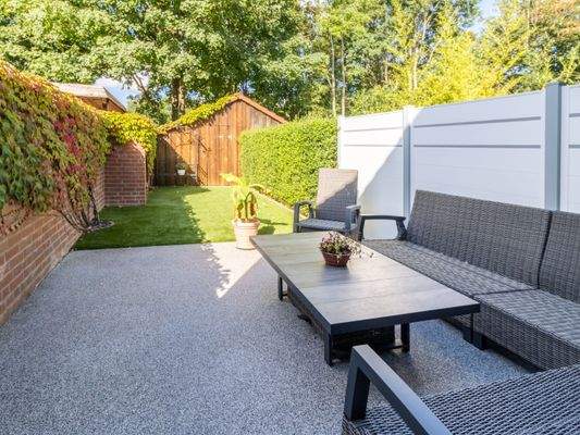 Terrasse mit Blick zum Geräteschuppen