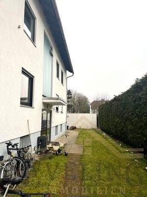 Hauseingang mit Blick zu den Garagen