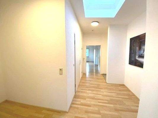 Flur mit Oberlicht und eigenem Liftzugang