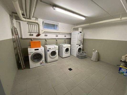 Waschküche mit Waschmaschine
