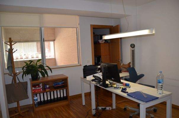 Lichtdurchfluteter Büroraum