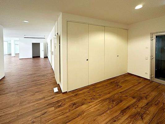 Eingangsbereich mit geschlossener Pantry.jpg