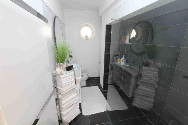 Bad mit großer Dusche