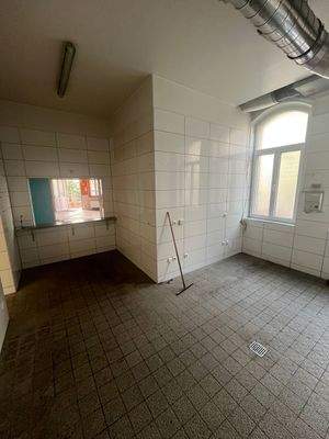 Küche mit Durchreiche