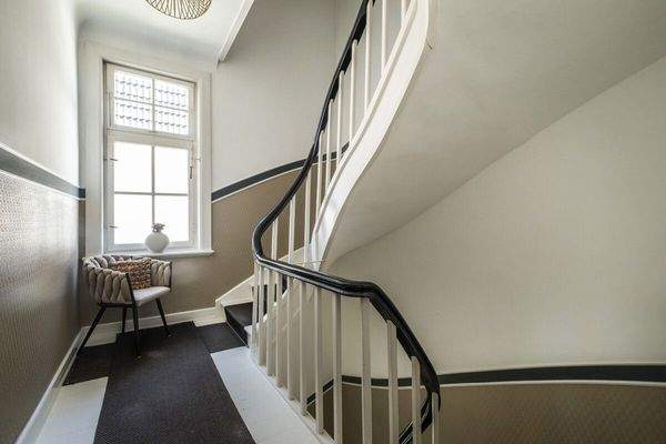 stilvolles Treppenhaus auf allen Ebenen