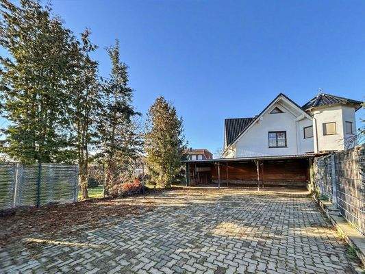 Grundstück mit Carports