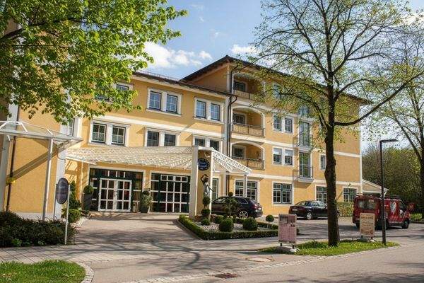 Elegantes Appartementhotel mit gepflegtem Eingangsbereich und großzügigen Balkonen