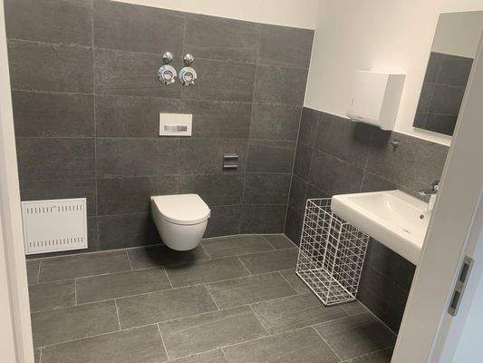 gepflegter Sanitär-Raum