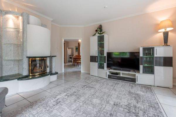 Hausbruch-Großzügiger-Bungalow-mit-Dachausbau-Wohnzimmer2