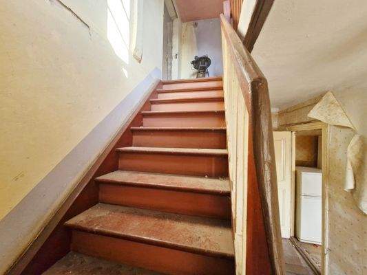 Holztreppe zum Dachgeschoss