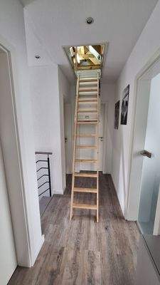 OG - Flur - Treppe zum Dachboden 4635.jpg
