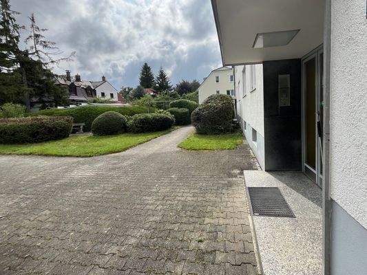 Außenansicht der grünen Wohnanlage