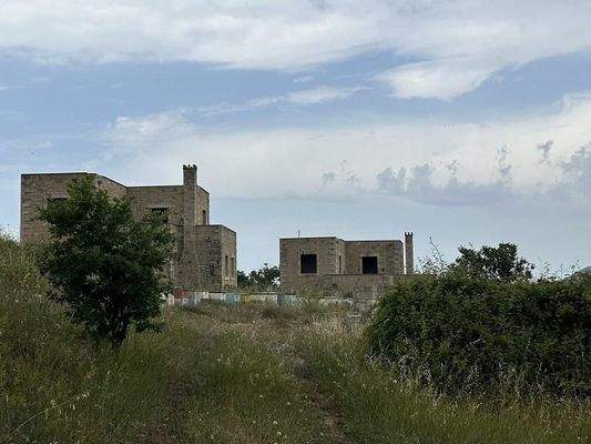 Kreta, Armeni Rethymno: 4 Rohbau-Steinvillen auf großem Grundstück zu verkaufen