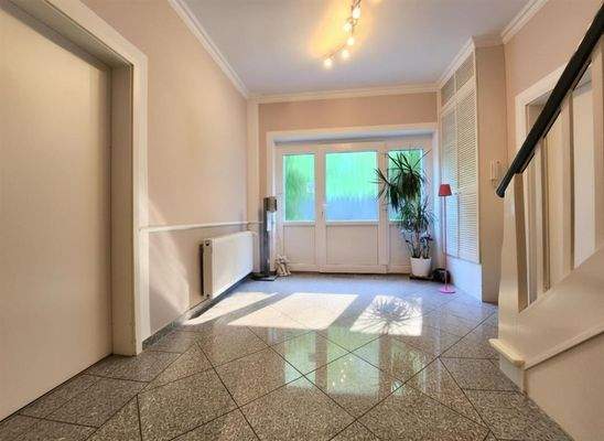 große Diele mit Granitfliesen