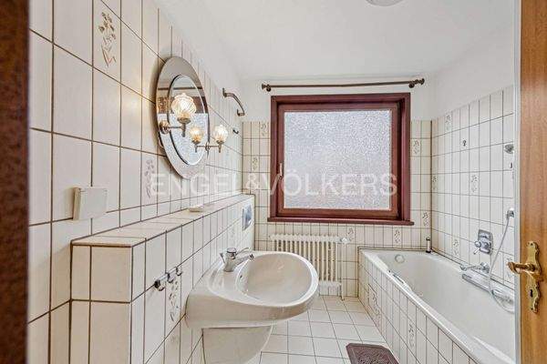 Gepflegtes Vollbad OG