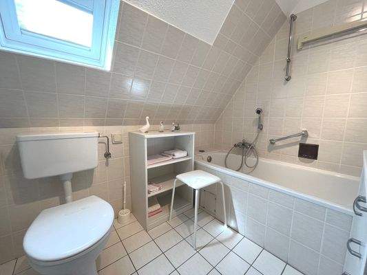 Funktional und dezent zeigt sich das Bad im Dachgeschoss