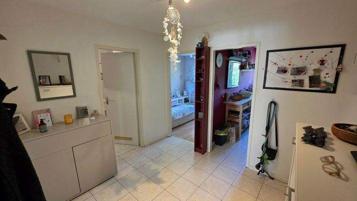 Flur mit Bad-, Schlafzimmer 2 - und Küchenzugang