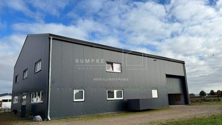 Halle Seitenansicht mit Tor