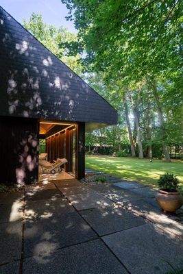 NÖRDLICHE TERRASSE UND BLICK IN DEN PARK