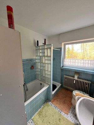 Bad mit Wanne, Dusche u. Fenster