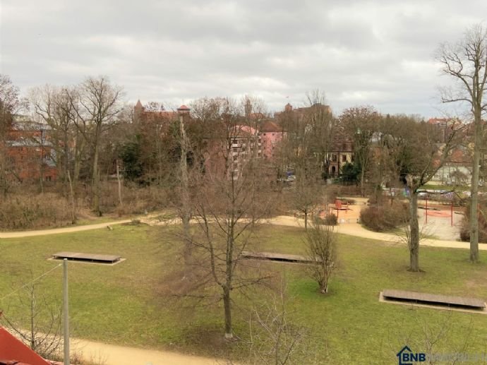 Burgblick! Charmante, helle 2-Zimmer Dachgeschosswohnung in Nürnberger Toplage.