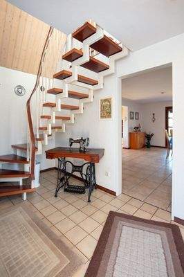Flur mit Treppe ins OG