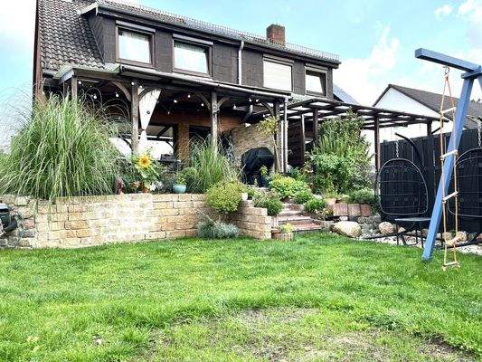 Blick vom Garten auf Terrasse