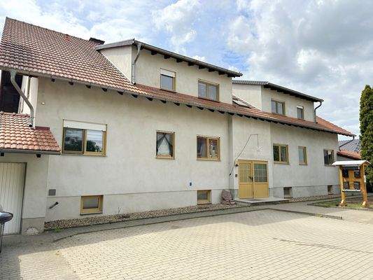 gepflasterte Stellplätze und Garagen vor dem Haus