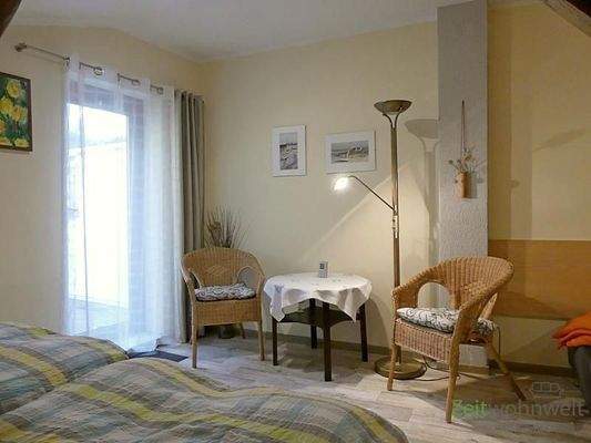 Sitzecke vor dem Balkon