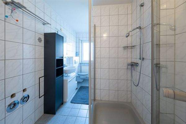 Badezimmer mit Wanne, Dusche, WC u. Waschgelegenh.