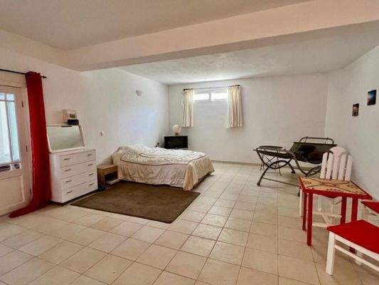 Kreta, Makry Gialos: 4-Zimmer-Erdgeschosswohnung in Strandnähe zu verkaufen