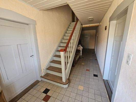 Flur und Treppenaufgang Erdgeschoss