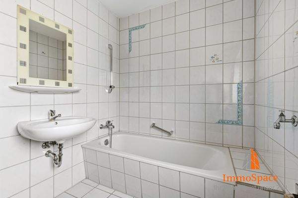 Badezimmer mit Duschbadewanne