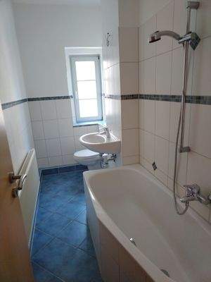 Bad mit Wanne und Fenster.jpg