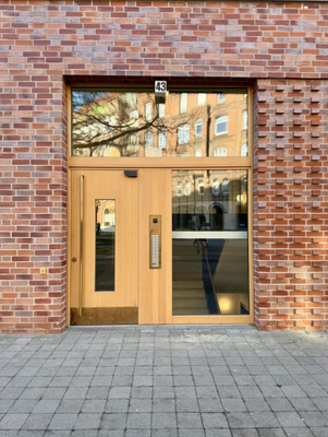 Gebäudeeingang außen.png