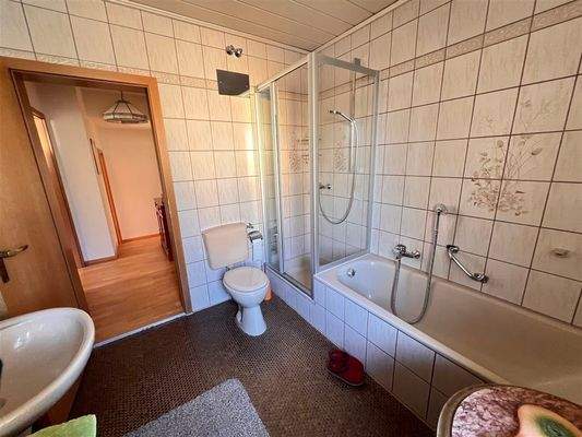 mit Badewanne und Dusche