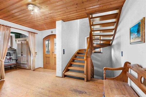 Hauseingang - Treppe ins OG