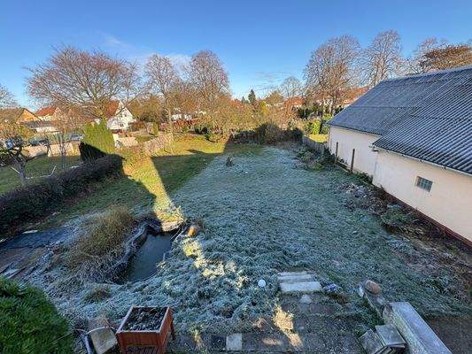 Blick in den Garten vom Balkon