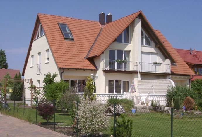 Exklusive Doppelhaushälfte auf grossem Grundstück in bester Lage von Staaken mit Baulandreserve !