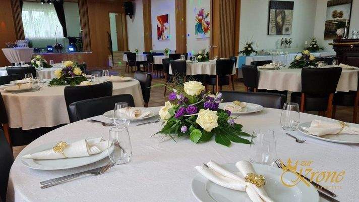 Saal gedeckt