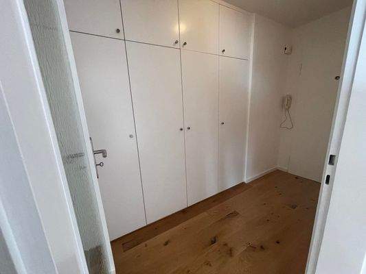 Flur mit Einbauschränken 