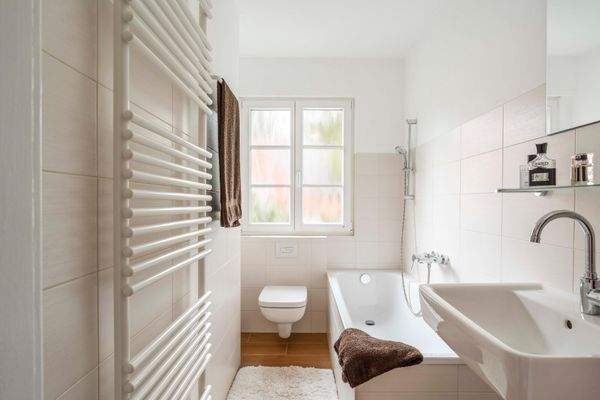 Tageslichtbad mit Badewanne