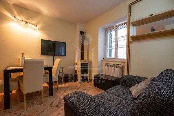 Erdgeschoss: Küche mit Essbereich & Wohnzimmer, Kamin, WC & Speisekammer