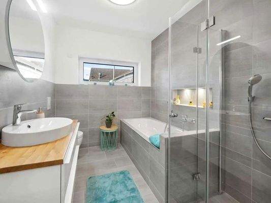 Bad  mit Wanne und Dusche EG