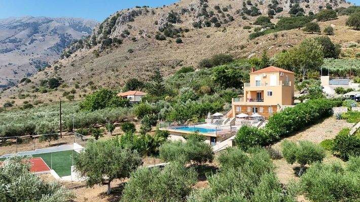Kreta, Kournas: Spektakuläre Villa mit Tennisplatz nahe des Kournas-Sees zu verkaufen