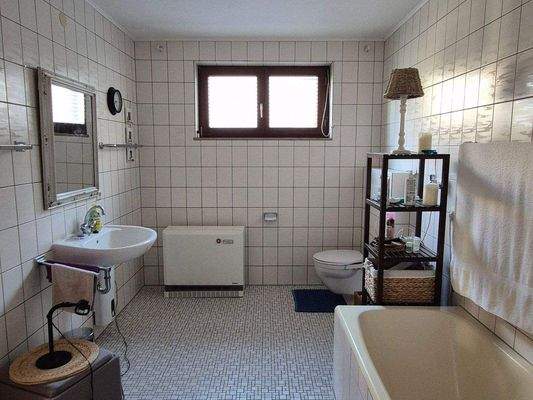 Tageslichtbad mit Dusche und Wanne Bild 1.jpg