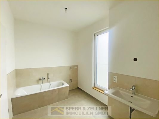 Bad mit Wanne und Dusche Whg. B33