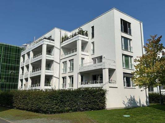 Aussenansicht mit angrenzendem Parkhaus