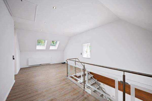 Großzügiger Flur im Dachgeschoss